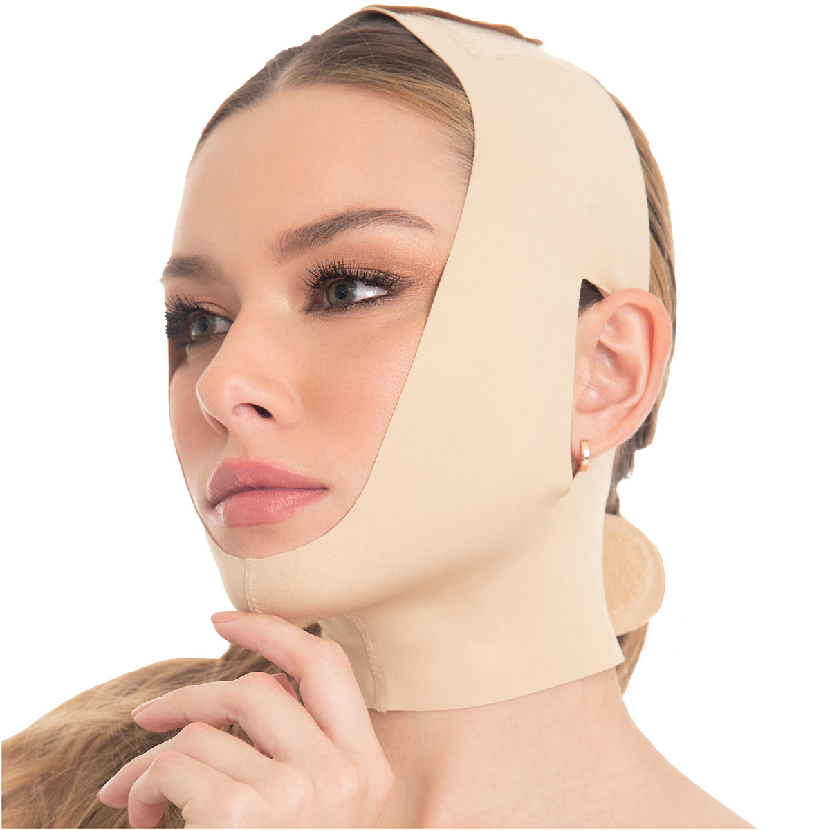 Faja facial postquirúrgica con aberturas ergonómicas para las orejas y soporte cómodo.
